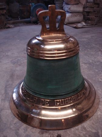 campana de bronce pulido/patinado en verde