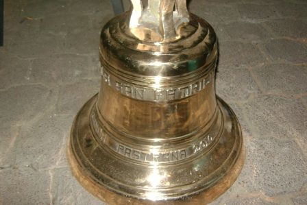 campana de bronce de 50 kilos pulida