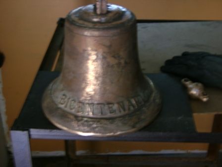 campana de bronce terminado natural con leyenda BICENTENARIO