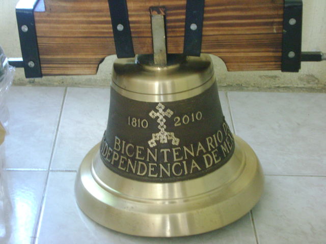campana con cabezal leyenda y logotipo