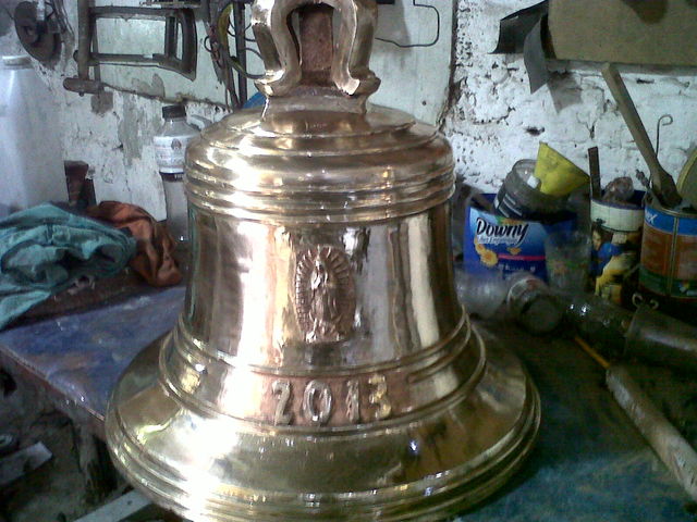 campana de bronce de 50 kilos pulida con virgen